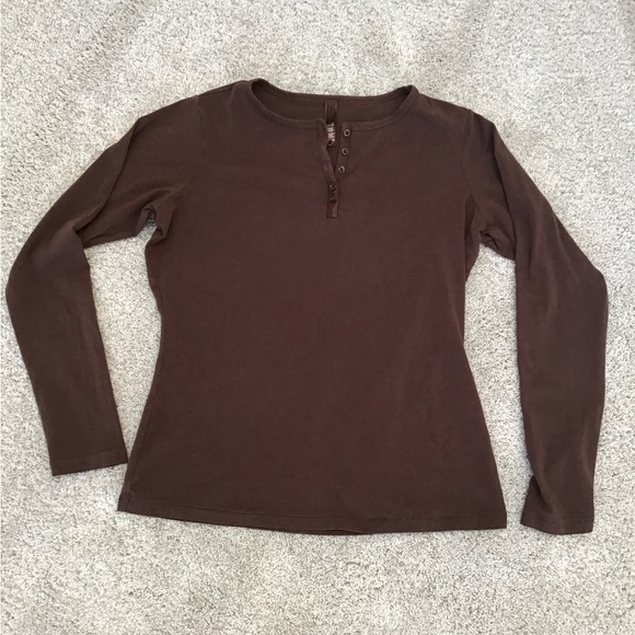 SKIMS Cotton Henley | Cocoa - Picture 5 of 10